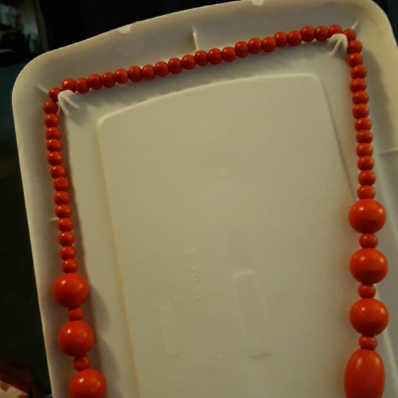 Red wooden bead necklace - Picture 3 of 4